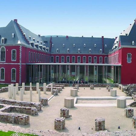 Modern Holiday Home In Stavelot With Fireplace エクステリア 写真