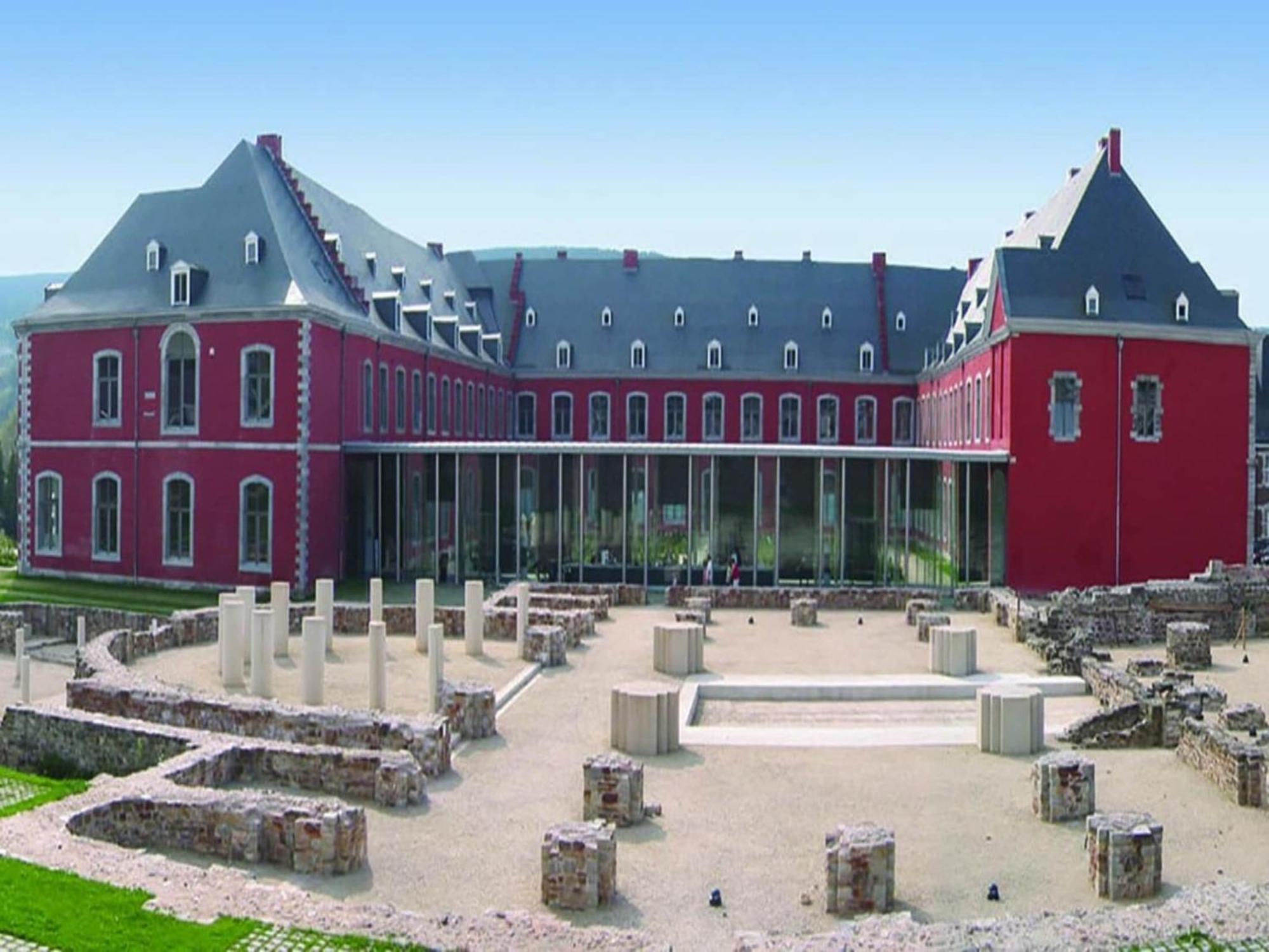 Modern Holiday Home In Stavelot With Fireplace エクステリア 写真