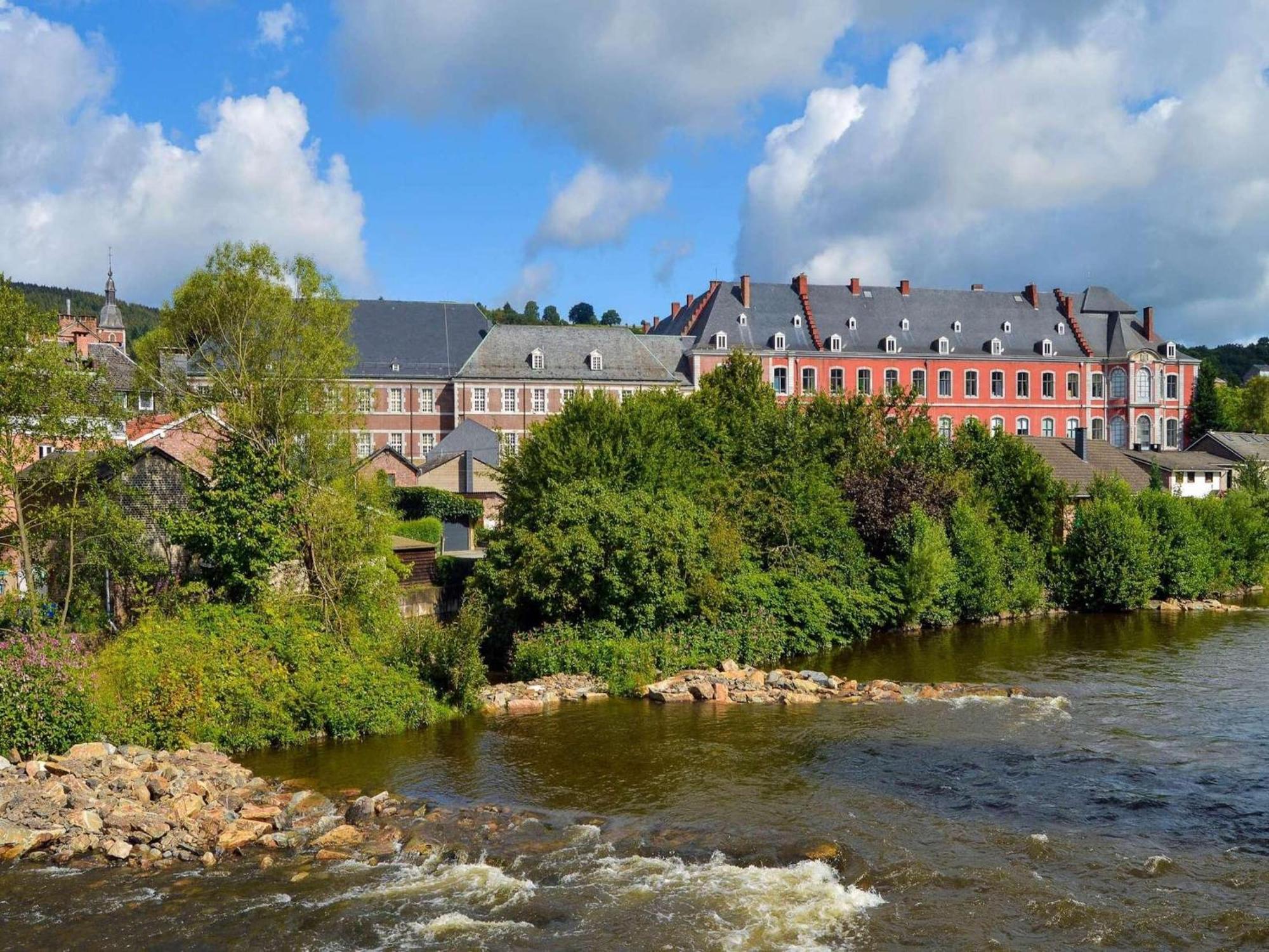 Modern Holiday Home In Stavelot With Fireplace エクステリア 写真
