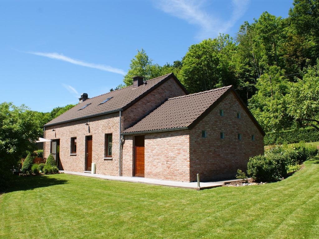 Modern Holiday Home In Stavelot With Fireplace エクステリア 写真